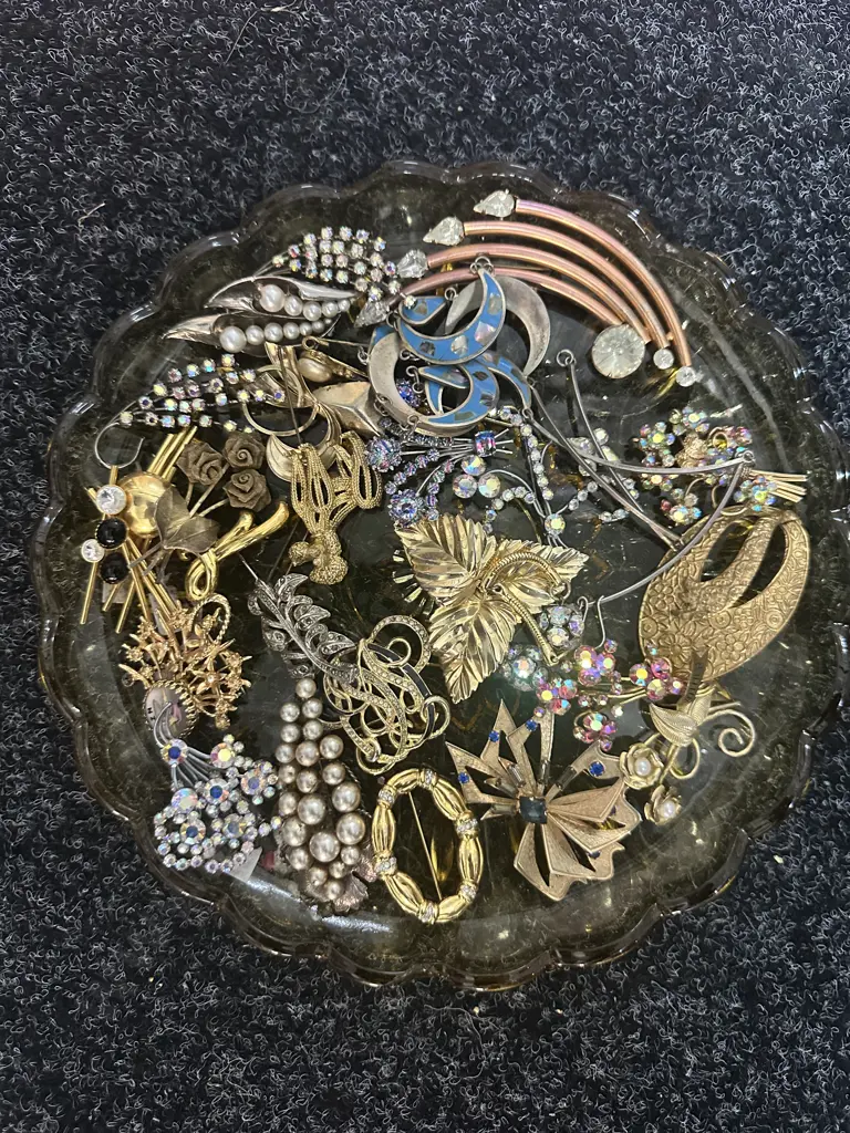 Selection Of Vintage Brooches  Image 1++