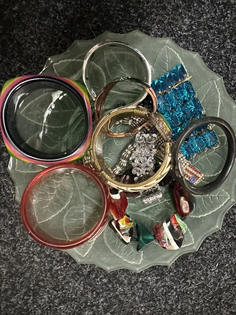 Selection Of Vintage Costume Jewellery Bangles Image 1++