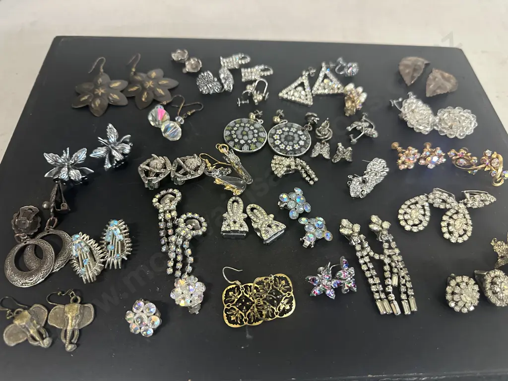 Large Selection Of Vintage Earrings  Image 1++