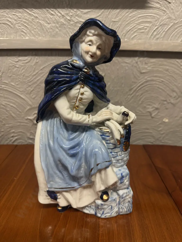 Peasant Lady Figurine Blue & White With Gilding 30cm. Image 1++