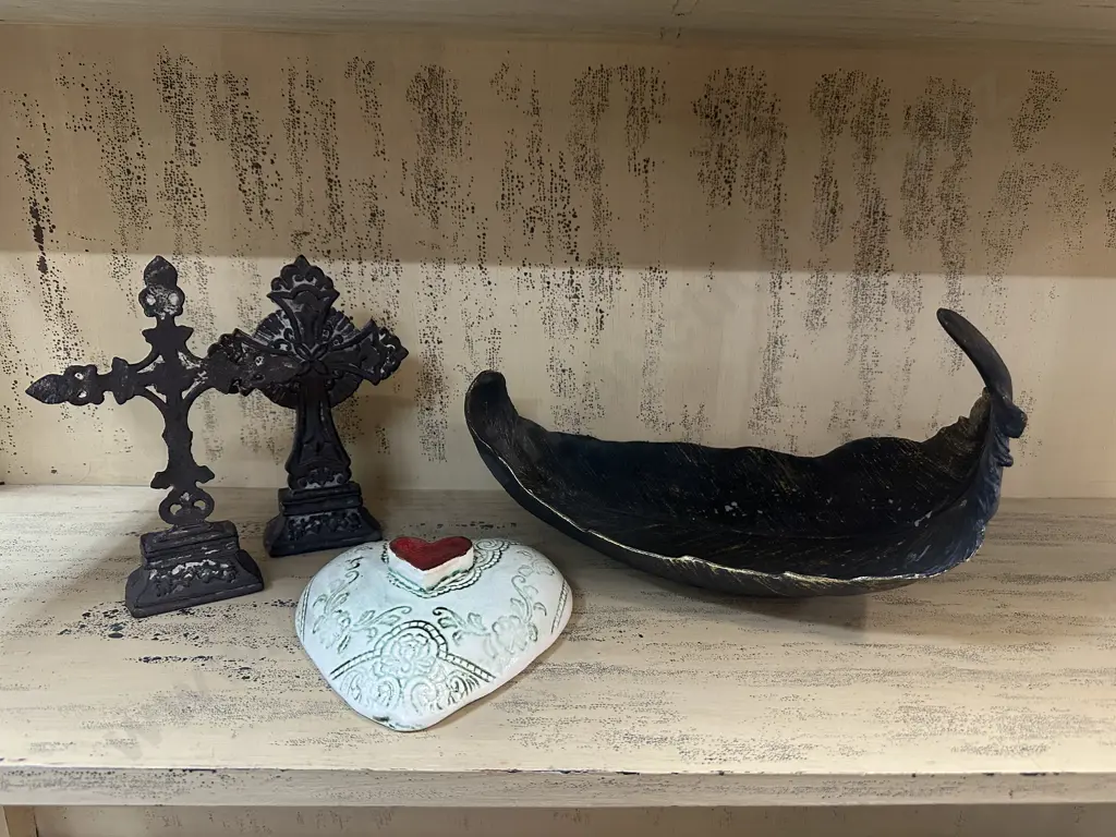 The Master Company Wall Art Love Heart, Crosses & Leaf Dish. Image 1++