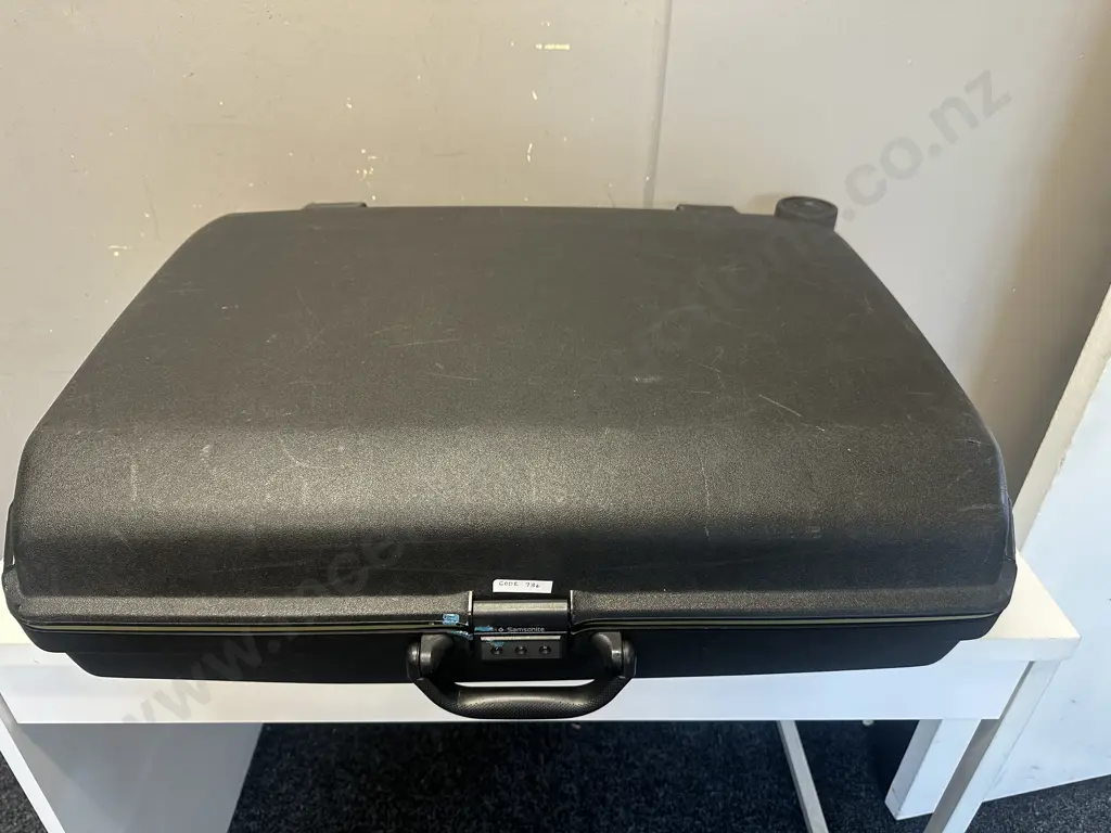 Samsonite Hard Case Suitcase Black Two Wheel 60x73cm. Code 736 Image 1++
