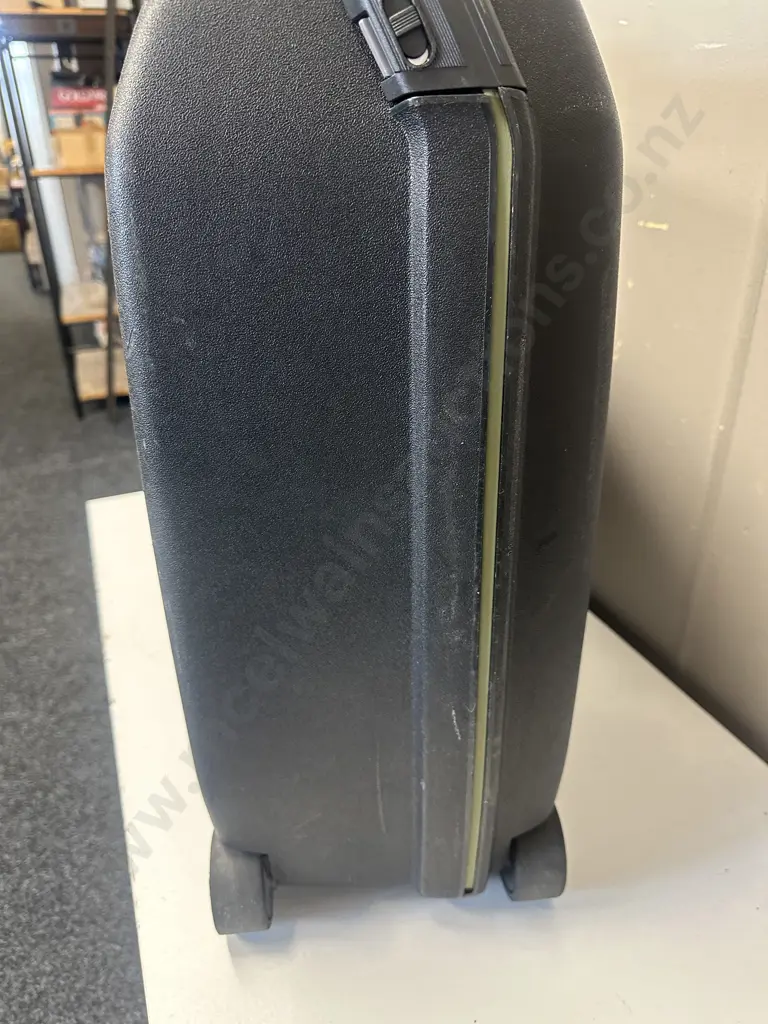 Samsonite Hard Case Suitcase Black Two Wheel 60x73cm. Code 736 Image 1++