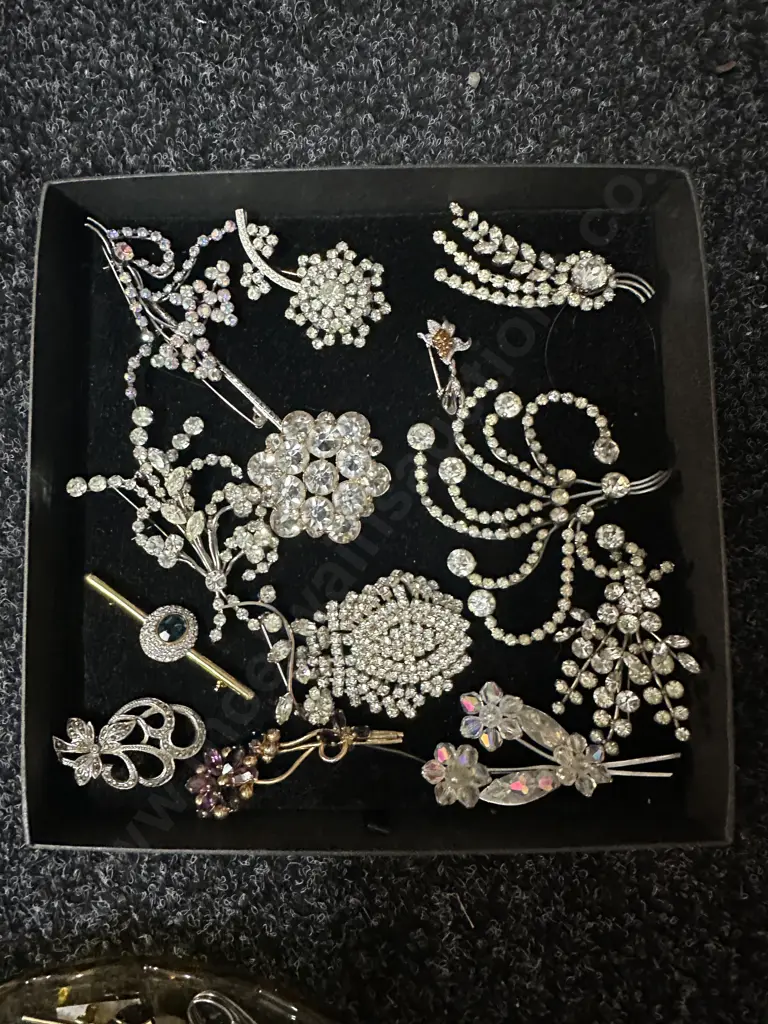 Selection Of Vintage Brooches  Image 1++