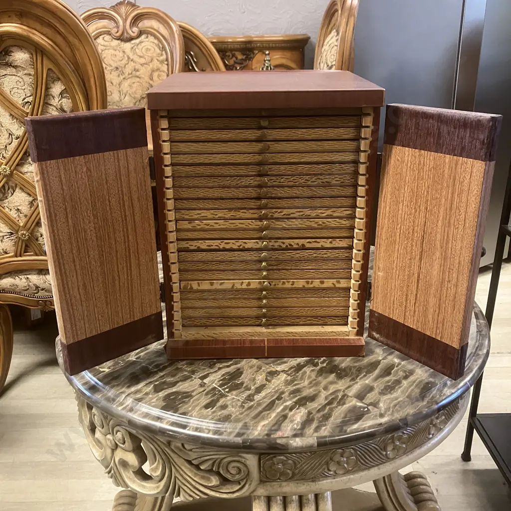 Small Collectors Double Door Cabinet, 21 Slide Out Felt Based Drawers. H39.5 W30 D28.5cm Image 1++