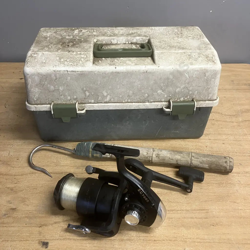 Catalyst ZC7000 Reel, Short Gaff, Tackle Box, Tools, Lead Sinkers, Line Etc Image 1++
