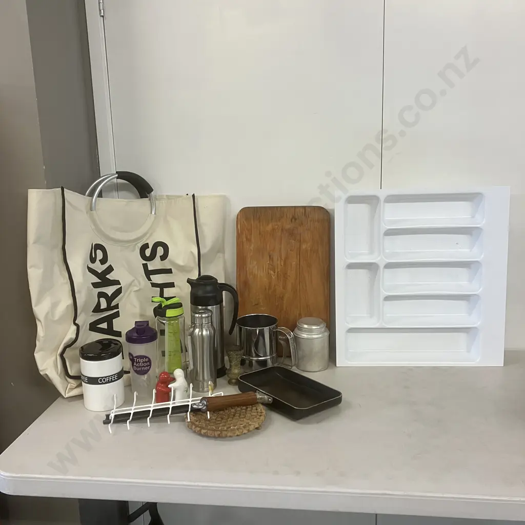 Box lot Laundry Bag, Drawer Sorter, Red & White Hugging Salt & Peppers Etc Image 1++