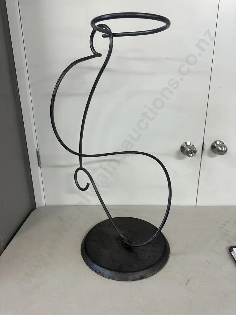 Twisted Metal Plant Stand H81cm. Image 1++
