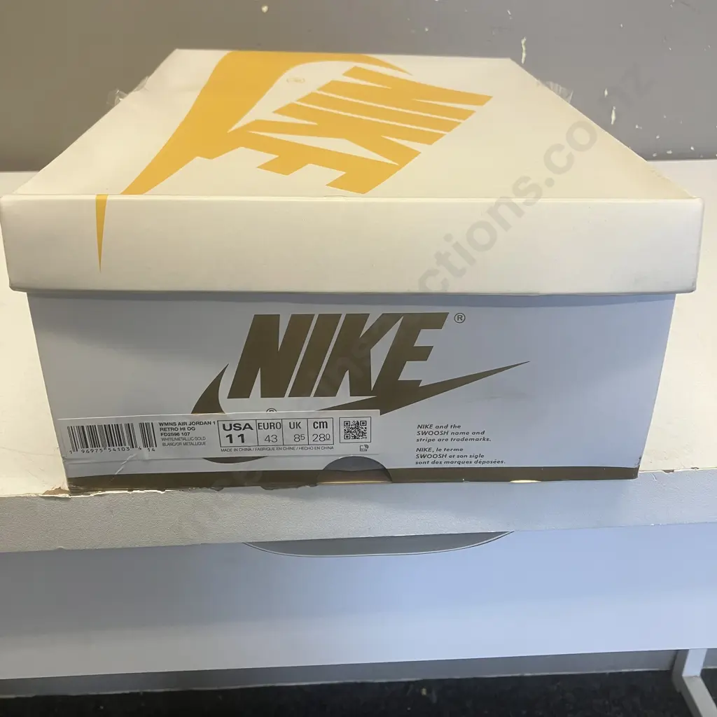 NIKE WMNS Air Jordan 1 White / Metallic Gold - Size US11 Eu 43 Image 1++