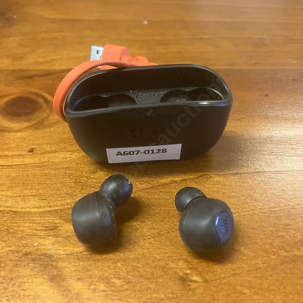 JBL Wave Buds True Wireless Earbuds - Black With Charging Case & Lead Image 1++