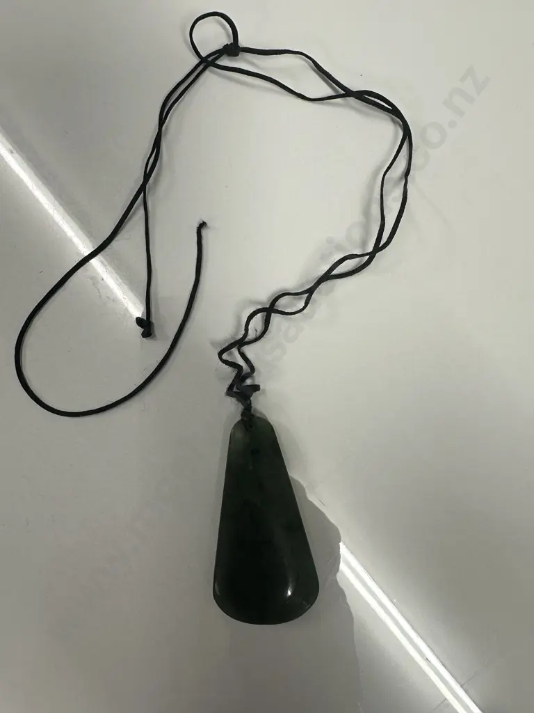 Pounamu Greenstone Necklace L6cm. Image 1++