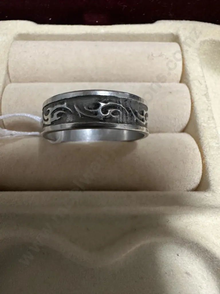 Silver Coloured Ring With Pattern On Top Image 1++