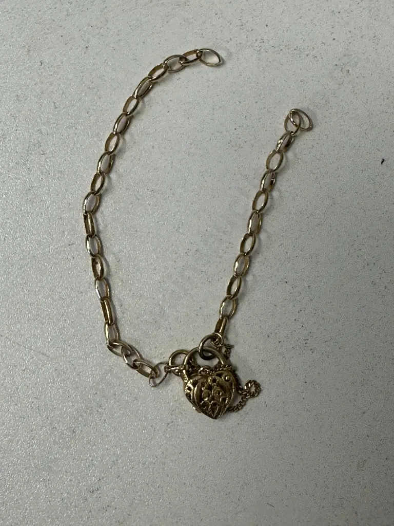 Stamped 375 Gold Bracelet With Heart Clasp (Broken) Image 1++