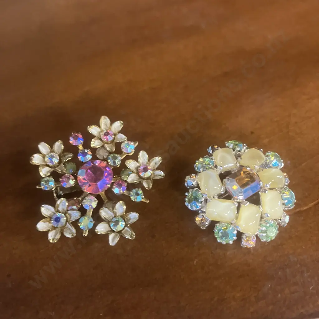 Pair of Vintage Uranium Glass Brooches Image 1++