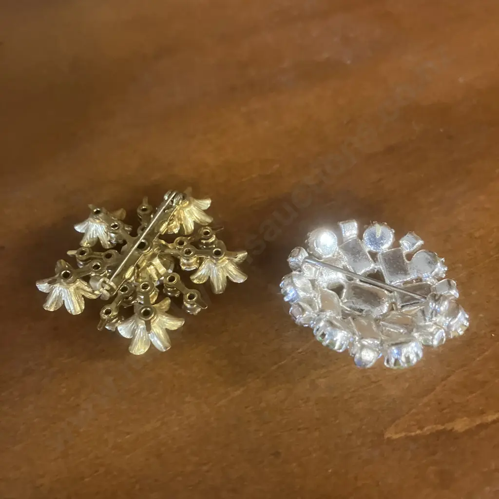 Pair of Vintage Uranium Glass Brooches Image 1++