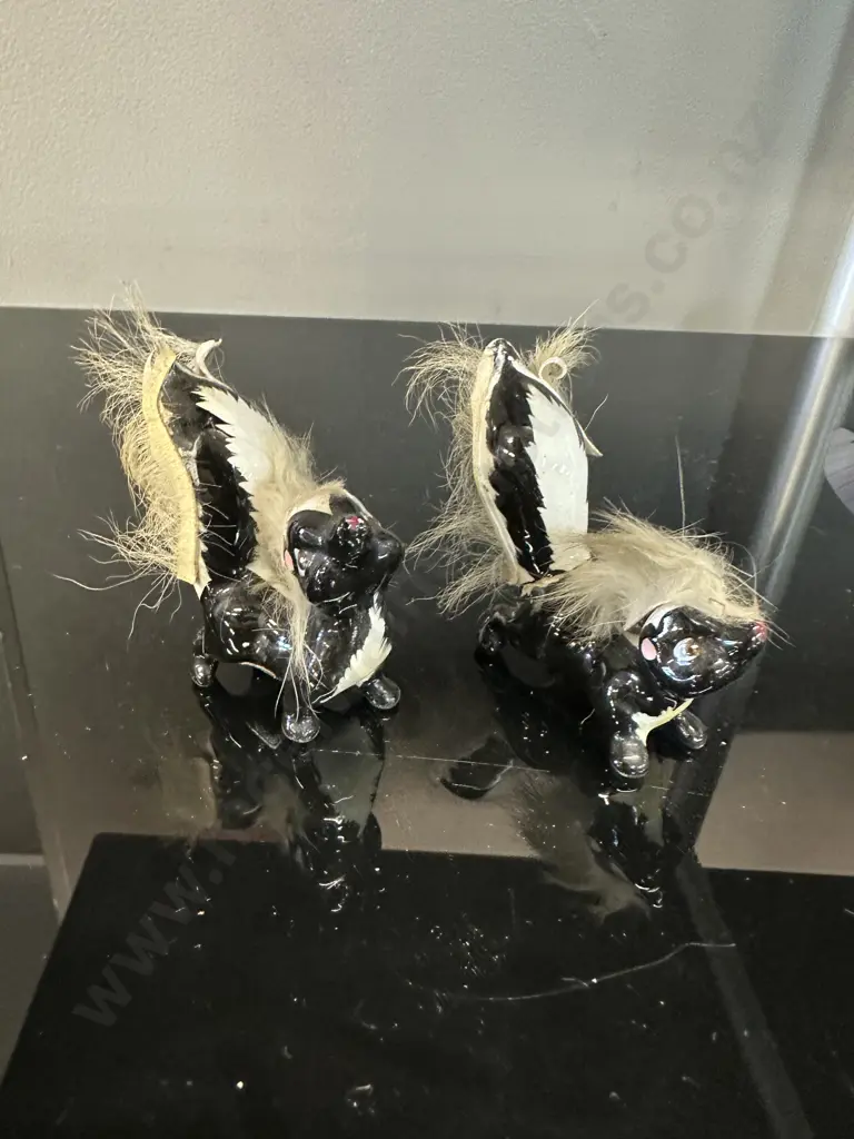 "Stinker" Skunk Miniature Porcelain Figurine  Image 1++