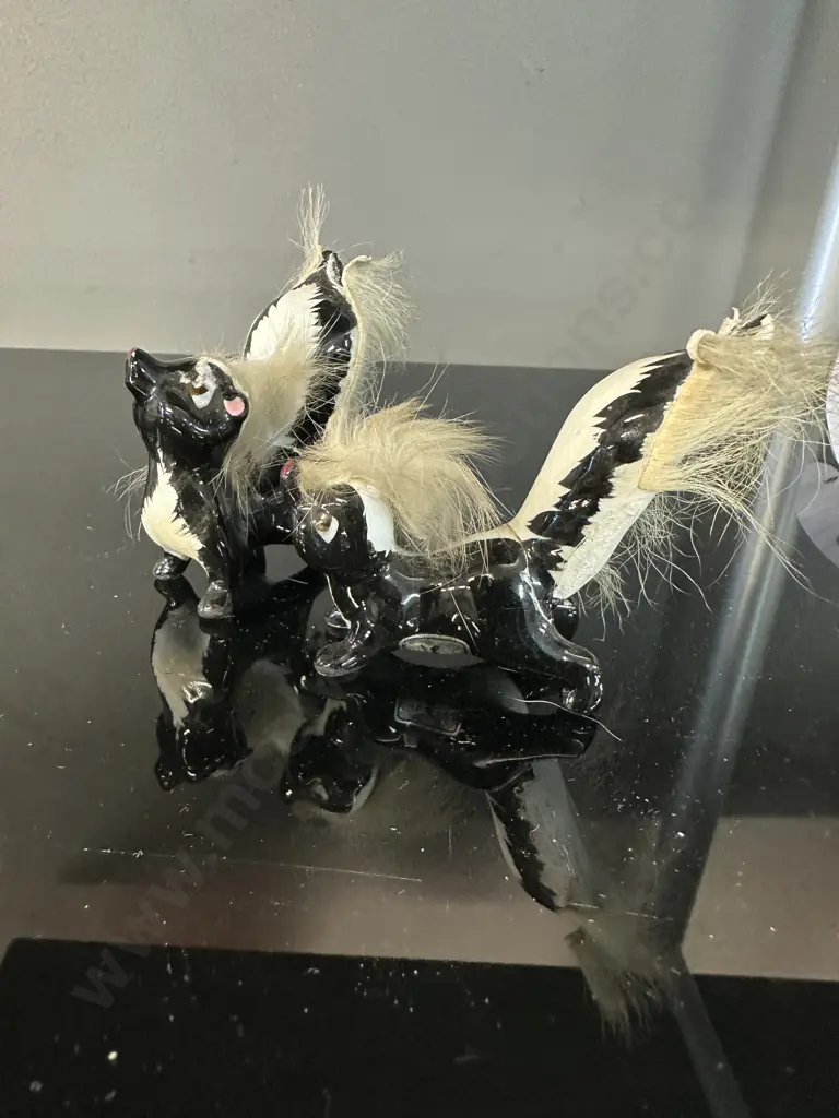 "Stinker" Skunk Miniature Porcelain Figurine  Image 1++