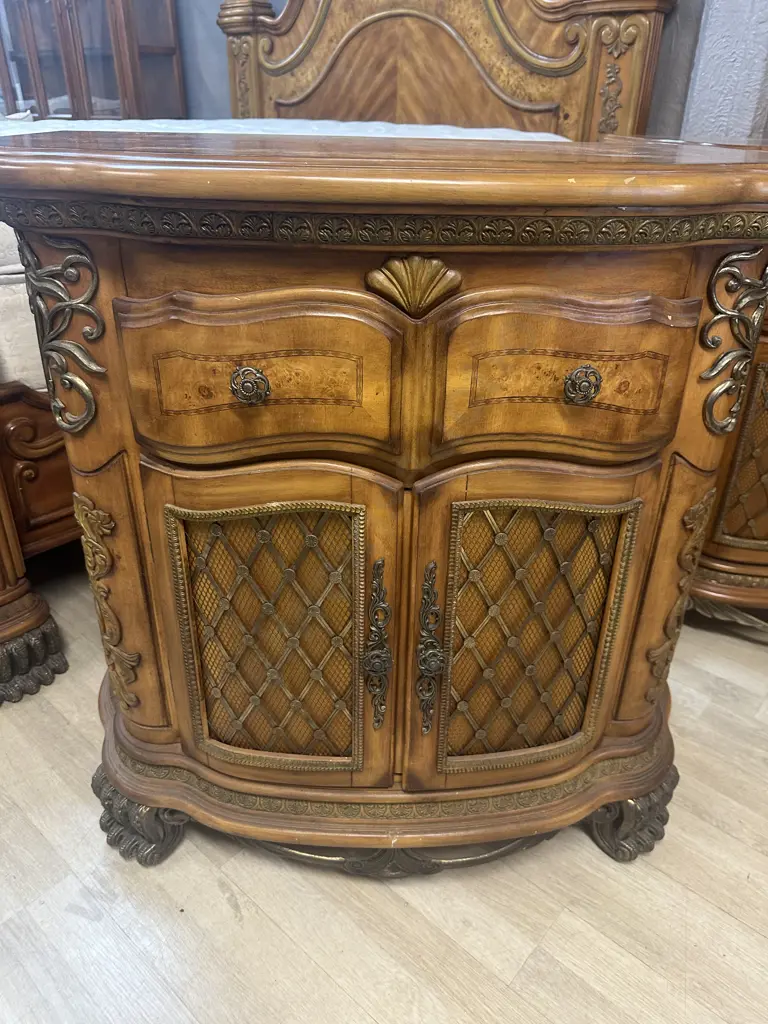 AICO by Michael Amini Venetian King Poster Bed, Pair of Nightstands & Dresser With Mirror In Honey Walnut Image 1++