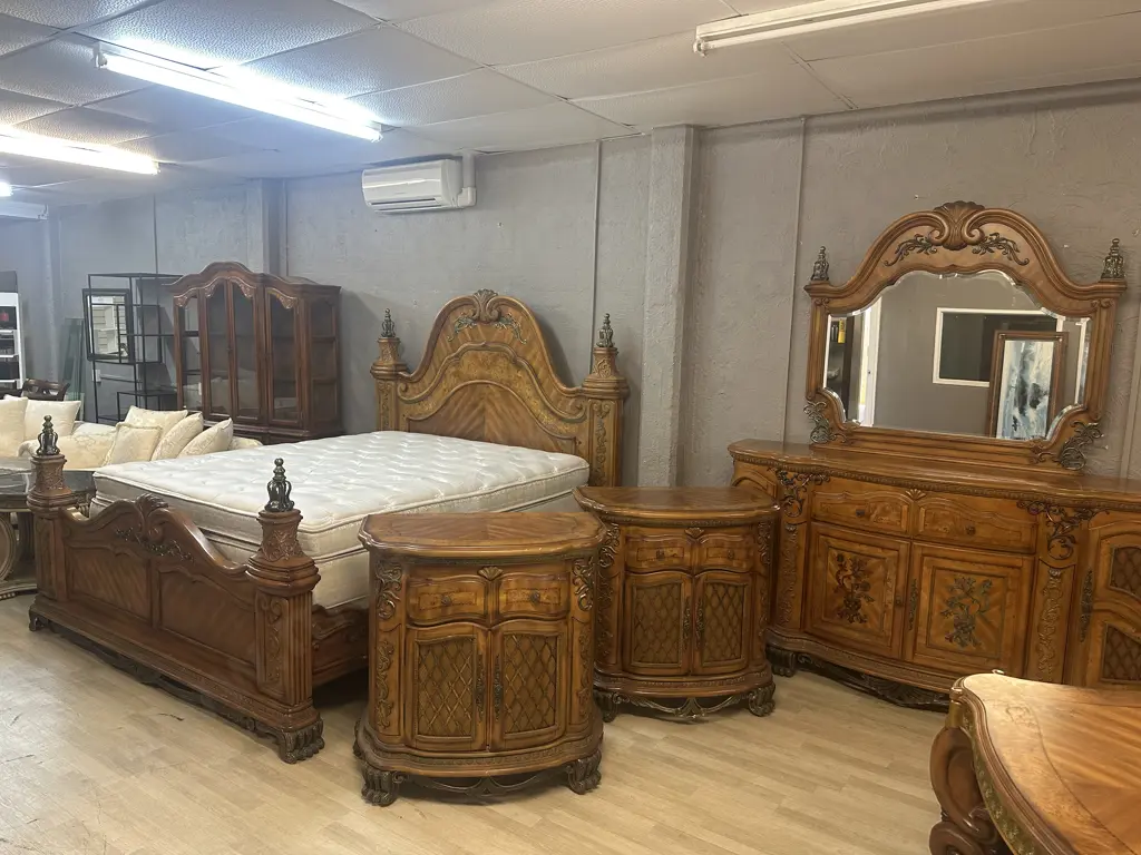 AICO by Michael Amini Venetian King Poster Bed, Pair of Nightstands & Dresser With Mirror In Honey Walnut Image 1++
