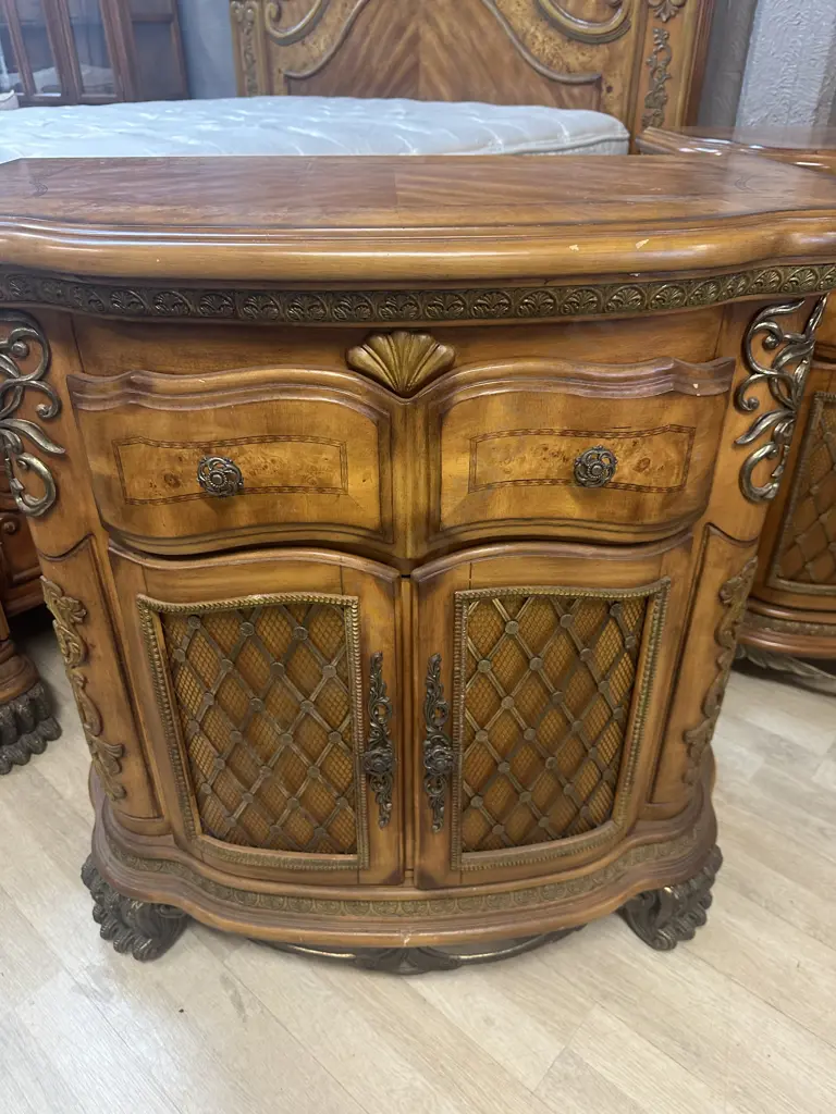 AICO by Michael Amini Venetian King Poster Bed, Pair of Nightstands & Dresser With Mirror In Honey Walnut Image 1++