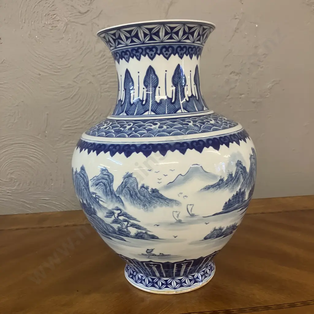Vintage Chinese Blue & White Large Porcelain Vase. 36 x 26cm Image 1++