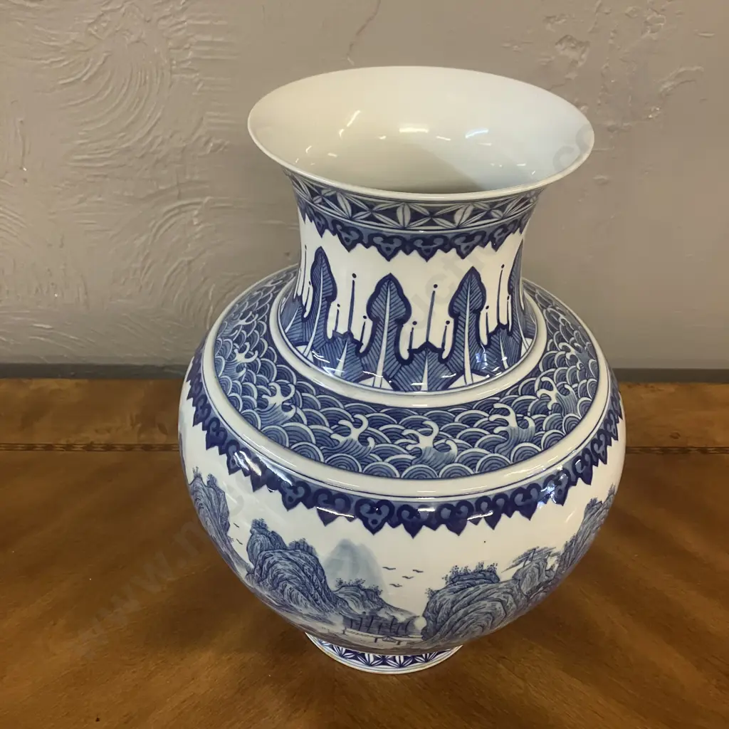 Vintage Chinese Blue & White Large Porcelain Vase. 36 x 26cm Image 1++