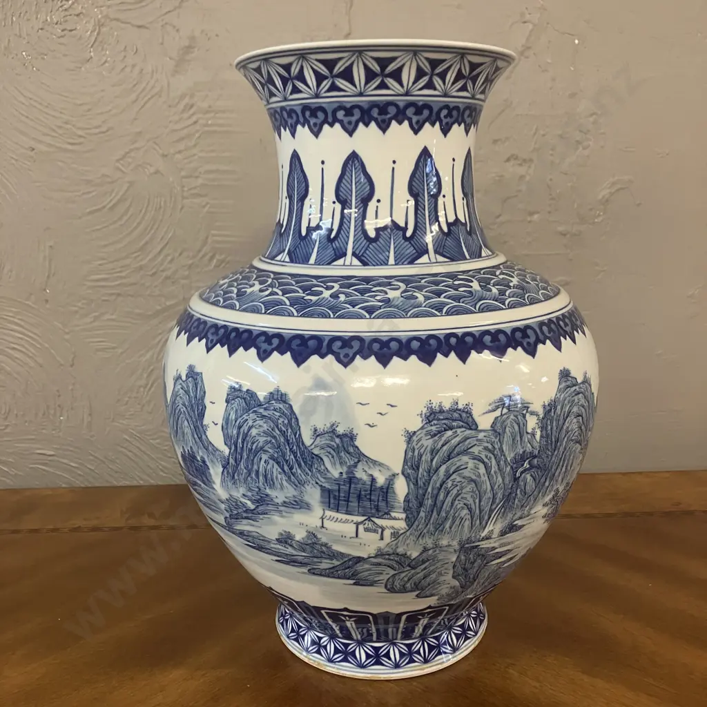 Vintage Chinese Blue & White Large Porcelain Vase. 36 x 26cm Image 1++