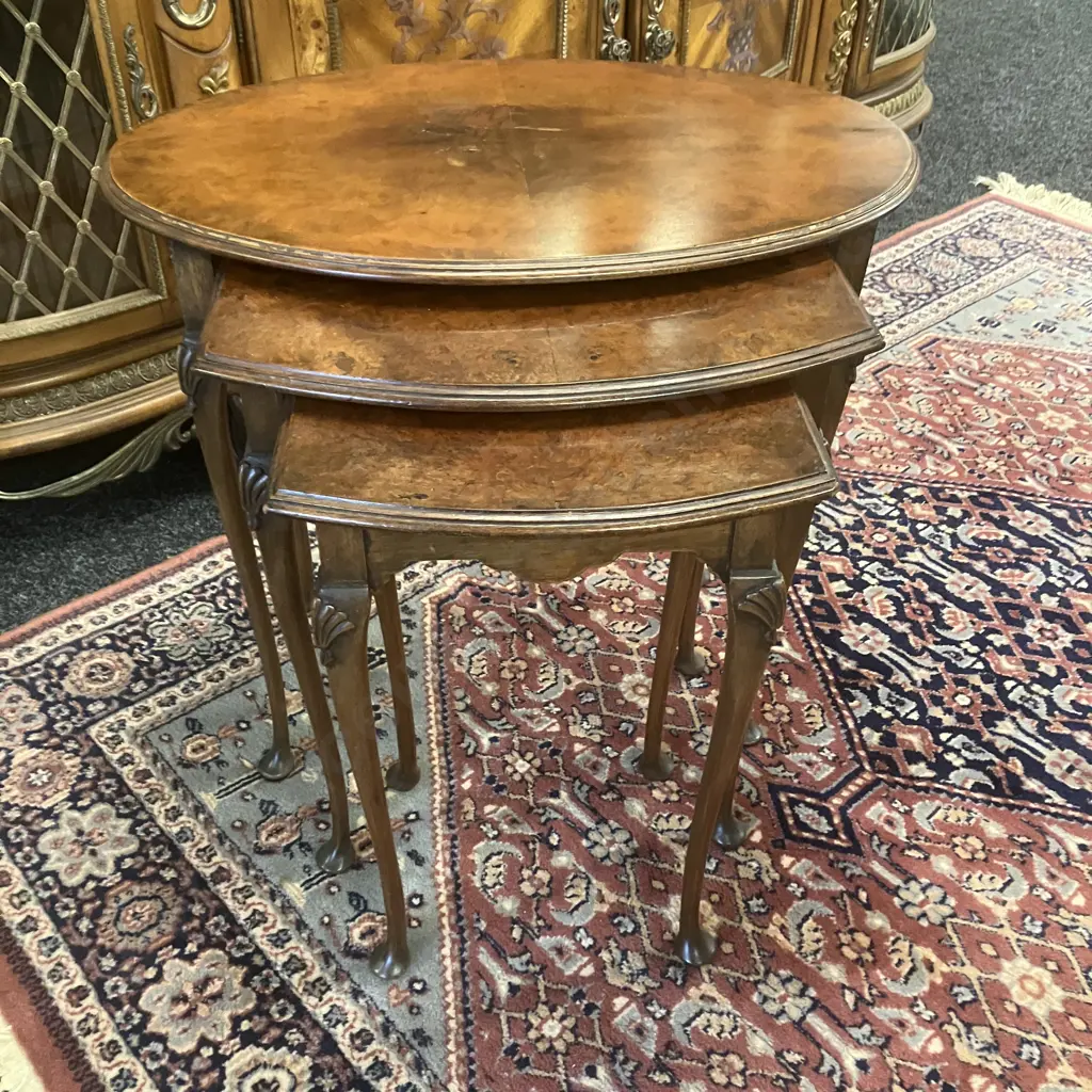 English Antique Burr Walnut Oval Nest of Tables, Fine Cabriole Legs With Shell Carving At Top (1910 - 1920s) Image 1++