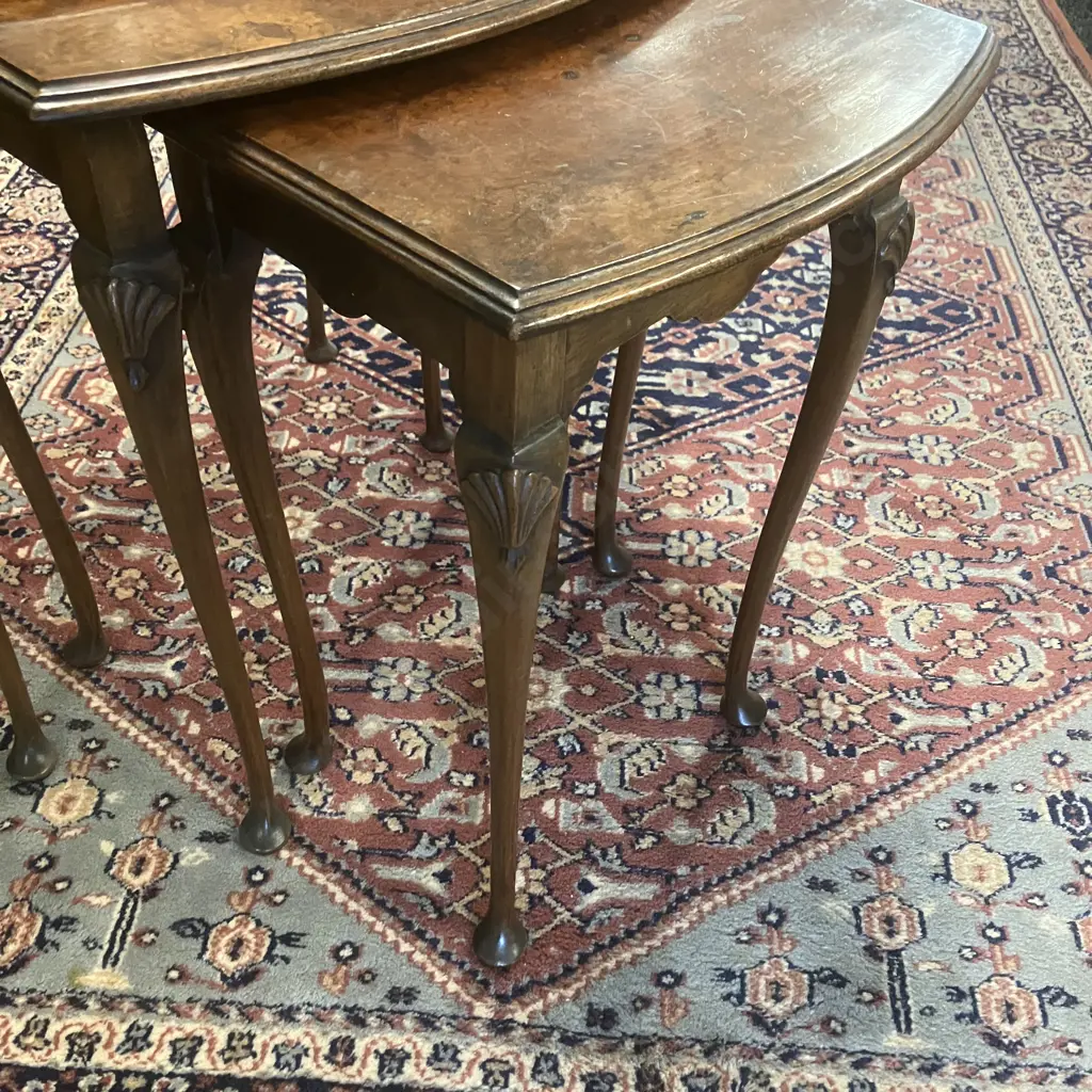 English Antique Burr Walnut Oval Nest of Tables, Fine Cabriole Legs With Shell Carving At Top (1910 - 1920s) Image 1++