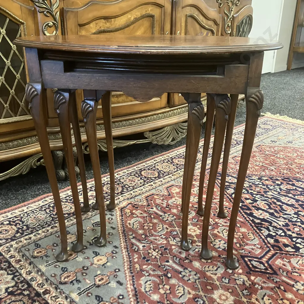 English Antique Burr Walnut Oval Nest of Tables, Fine Cabriole Legs With Shell Carving At Top (1910 - 1920s) Image 1++