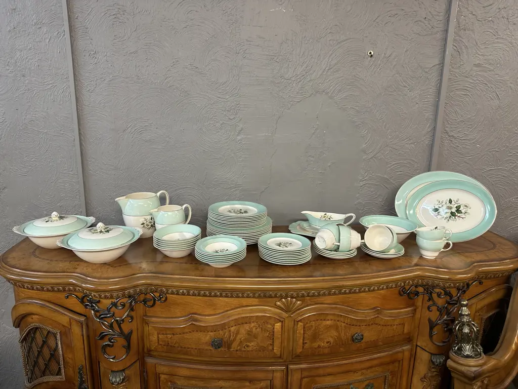 Vintage Johnson Brothers Pareek Pistachio Snow White Dinner Ware Image 1++