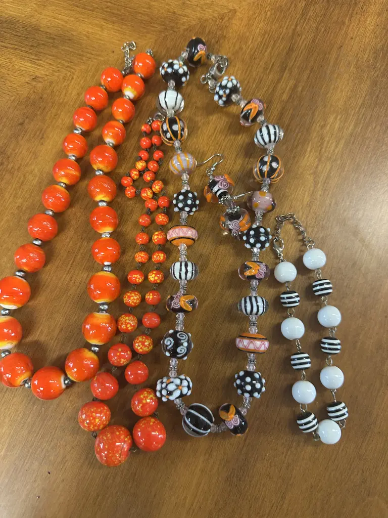 Selection Of Vintage Costume Jewellery Including Necklaces, Bracelet & Earrings Image 1++