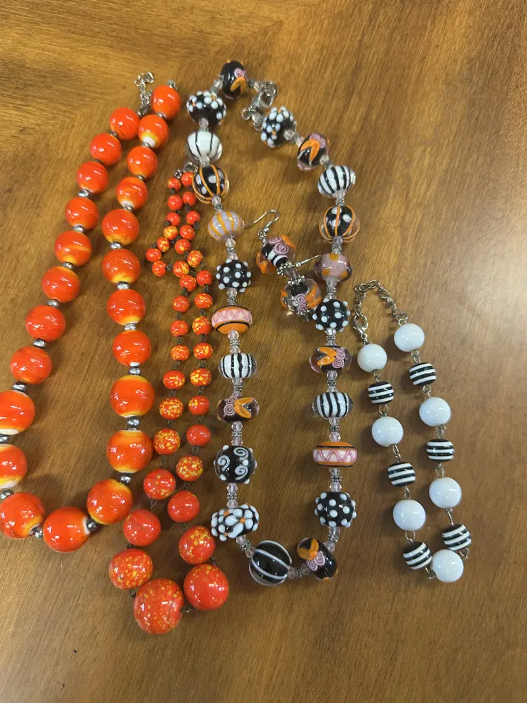 Selection Of Vintage Costume Jewellery Including Necklaces, Bracelet & Earrings Image 1++