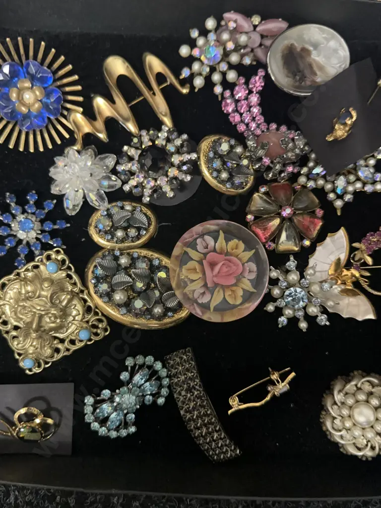Selection Of Vintage Brooches  Image 1++