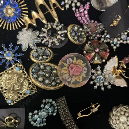 Selection Of Vintage Brooches 