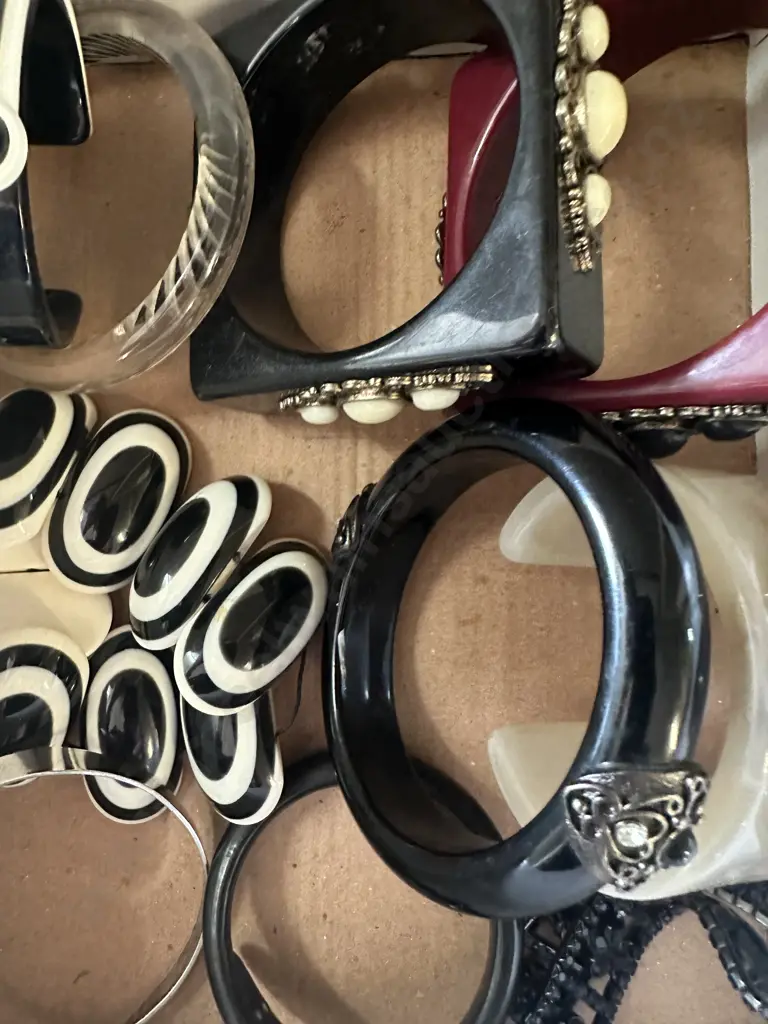 Selection Of Vintage Costume Jewellery Bangles Image 1++