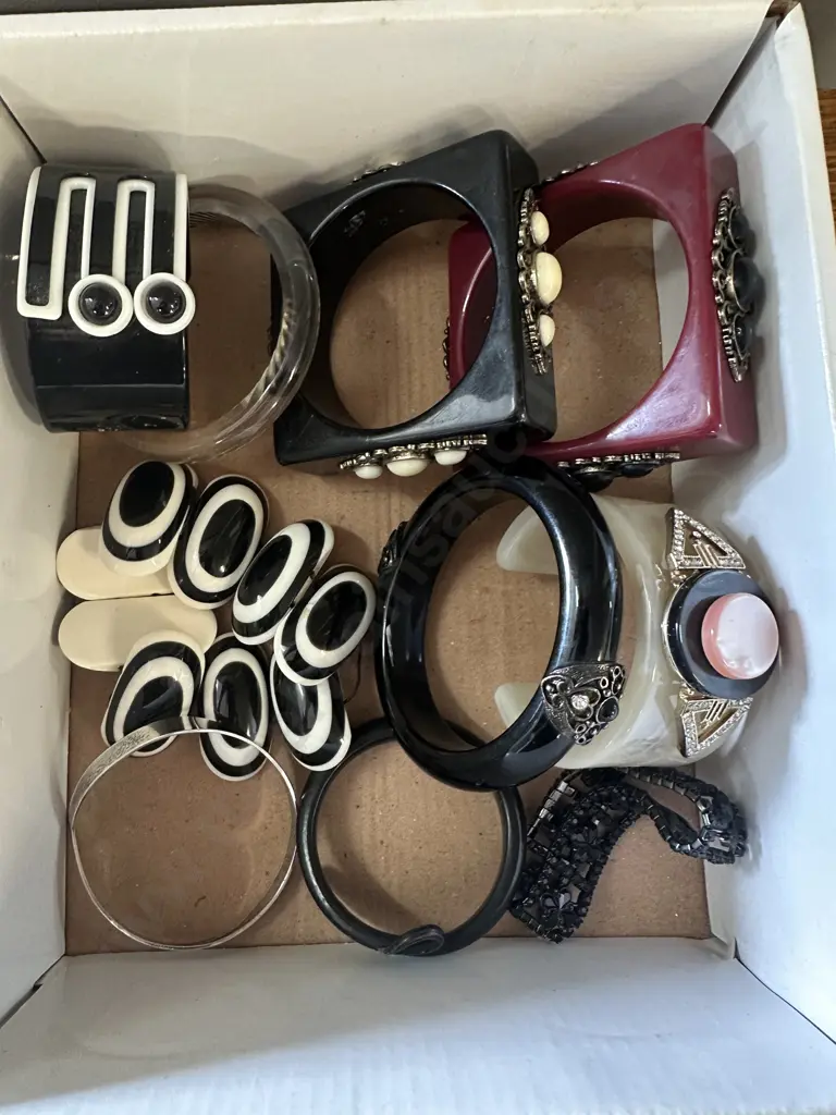 Selection Of Vintage Costume Jewellery Bangles Image 1++