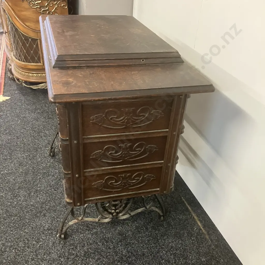 1908 Singer Model No 15K Treadle Sewing Machine With Some Accessories, #V843573 (As Found) Image 1++