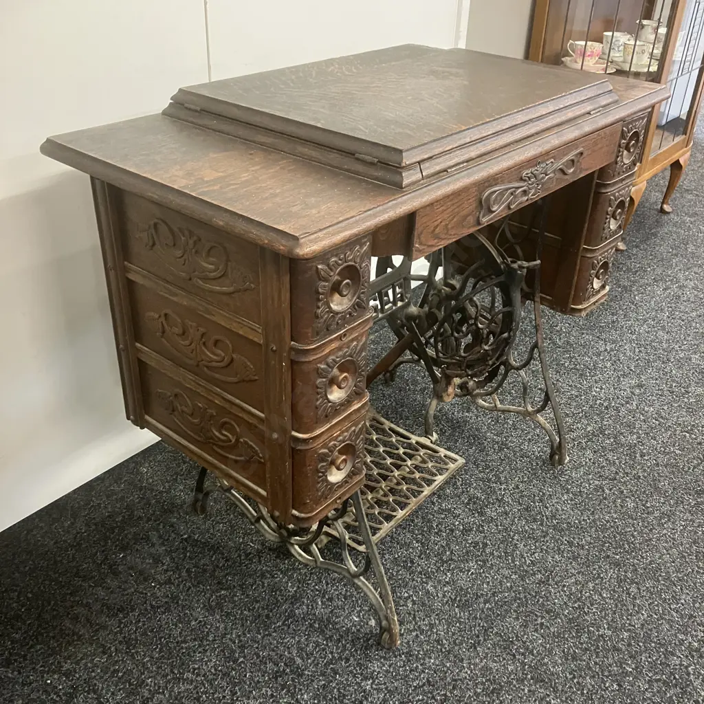 1908 Singer Model No 15K Treadle Sewing Machine With Some Accessories, #V843573 (As Found) Image 1++