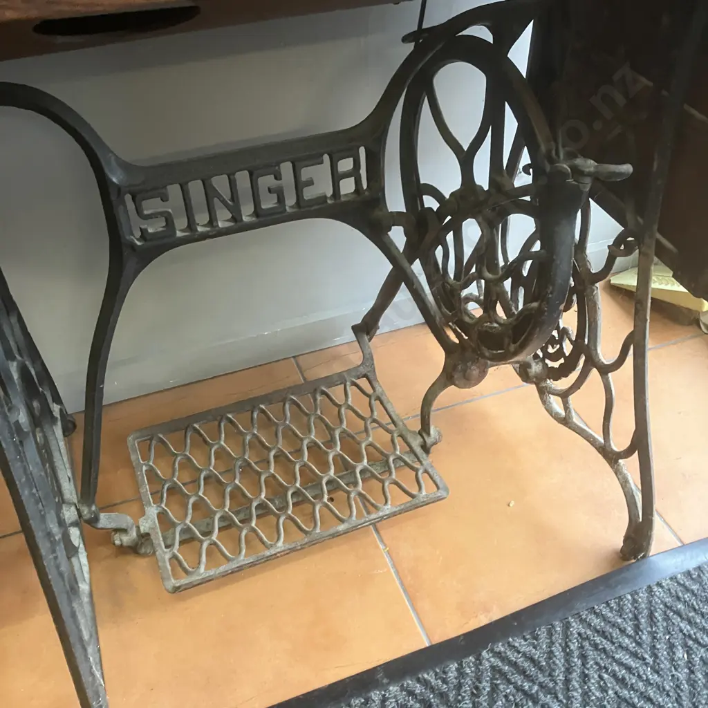 1908 Singer Model No 15K Treadle Sewing Machine With Some Accessories, #V843573 (As Found) Image 1++