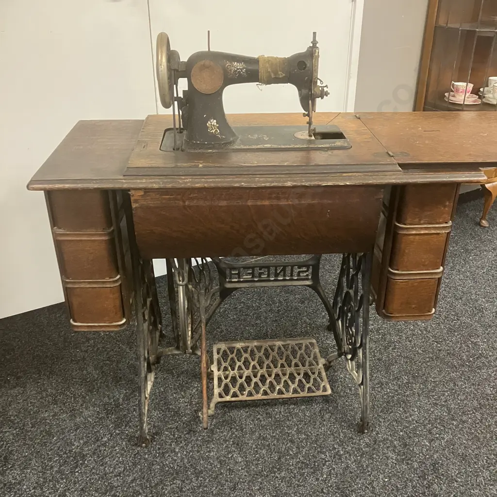 1908 Singer Model No 15K Treadle Sewing Machine With Some Accessories, #V843573 (As Found) Image 1++