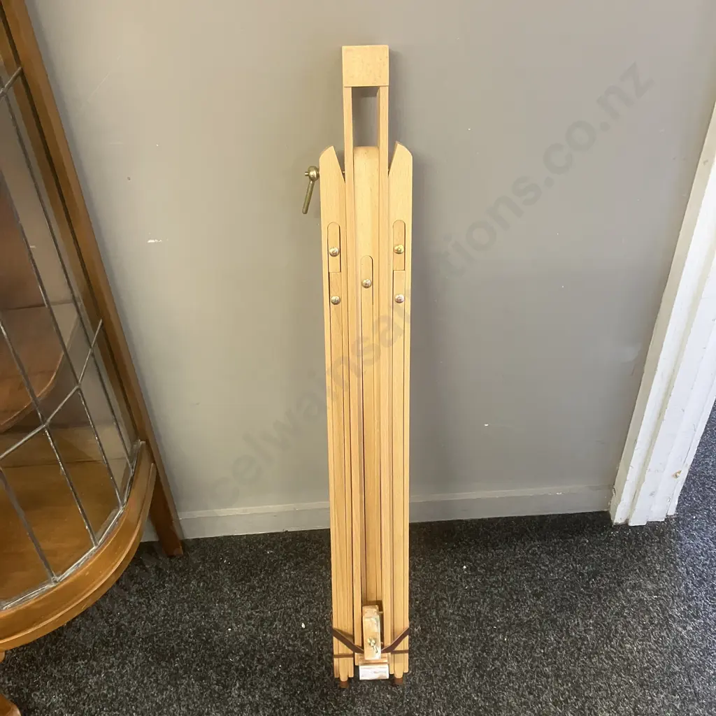 French Country & Bourgeois France Portable Beechwood Travel Easel Image 1++