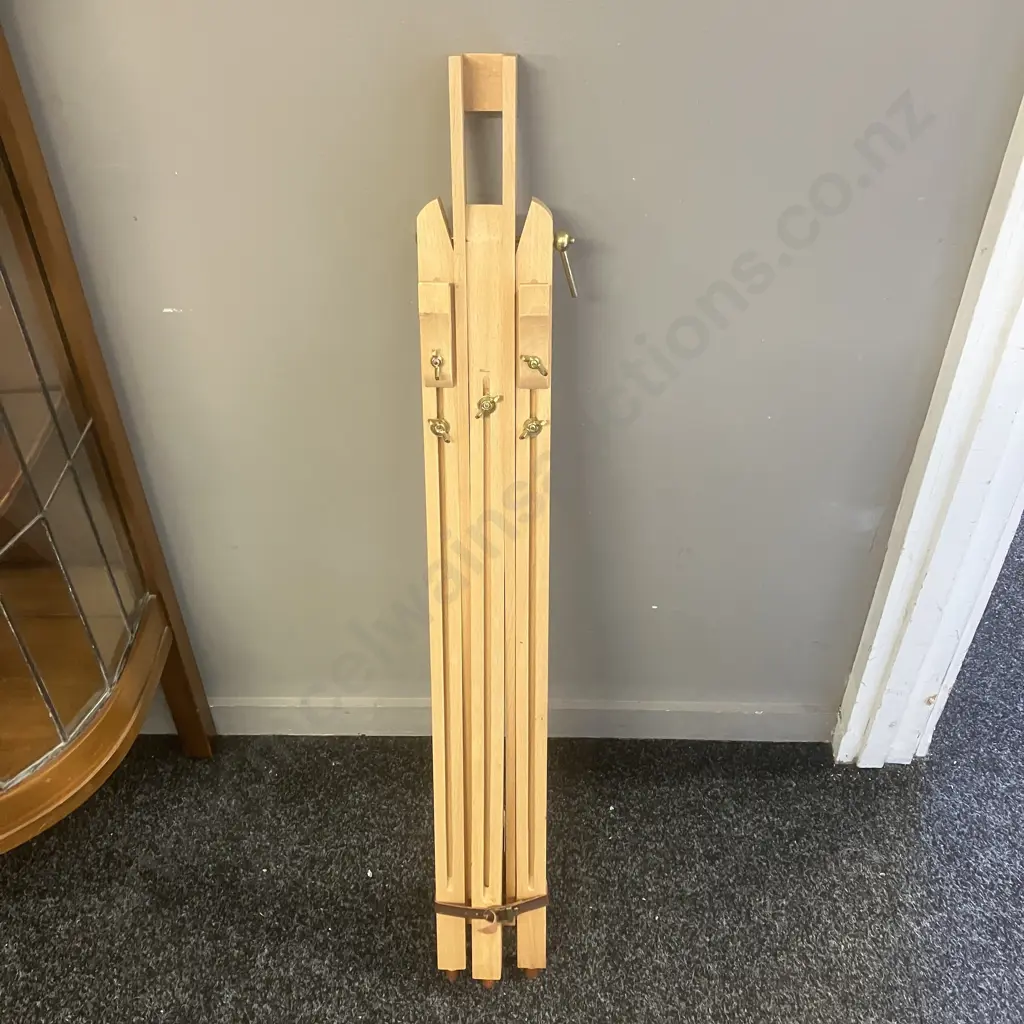 French Country & Bourgeois France Portable Beechwood Travel Easel Image 1++