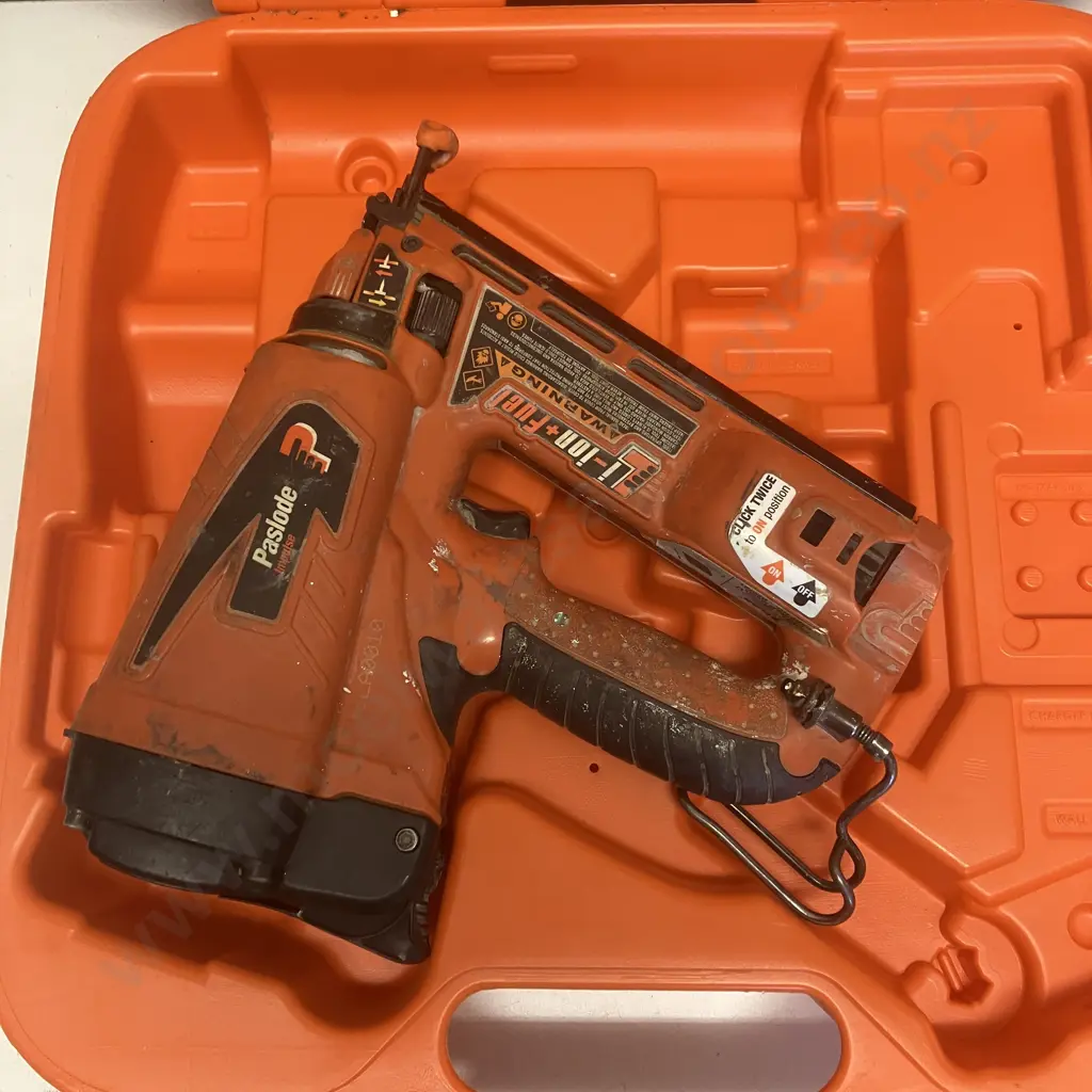 Paslode Impulse Angled Bradder In Case (No Charger / Battery) Image 1++