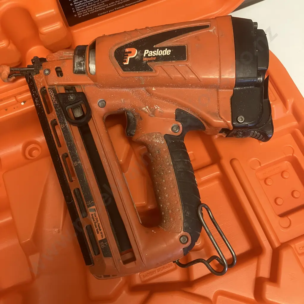 Paslode Impulse Angled Bradder In Case (No Charger / Battery) Image 1++