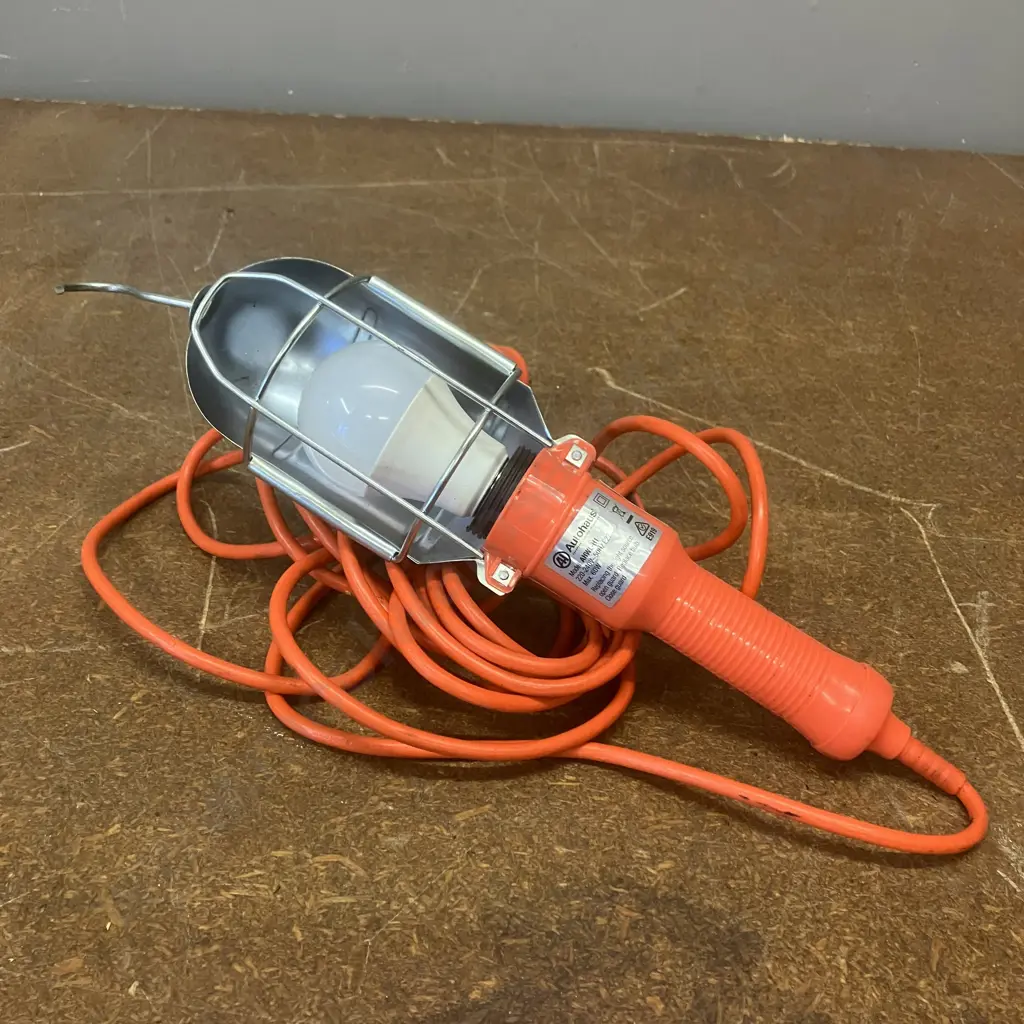 Autohaus Workshop Light Image 1++