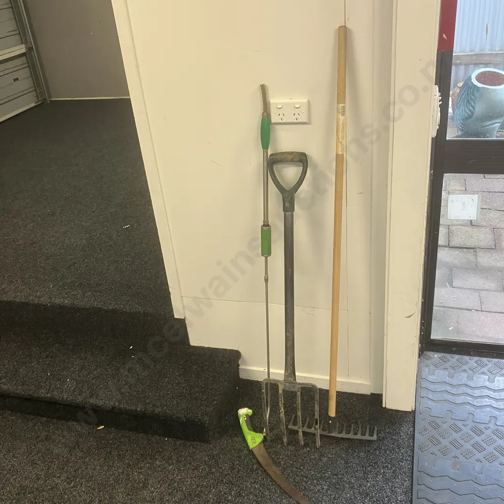 Garden Rake & Fork, Pruning Saw & Hand Sprayer Wand Image 1++