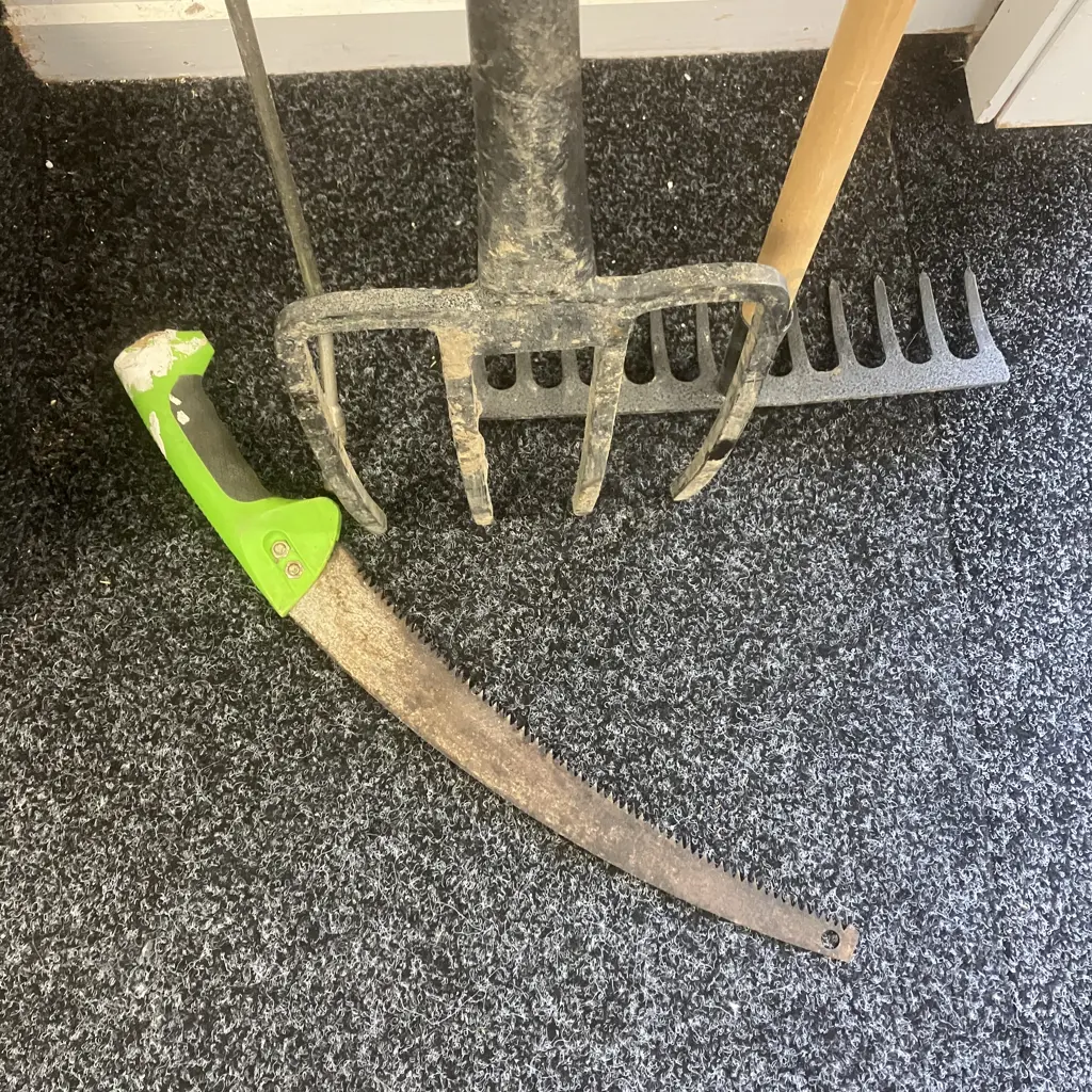 Garden Rake & Fork, Pruning Saw & Hand Sprayer Wand Image 1++