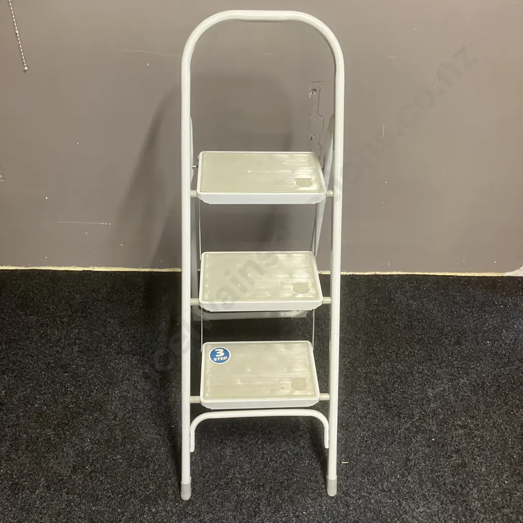 Geelong Ladders Three Step Folding Ladder Image 1++