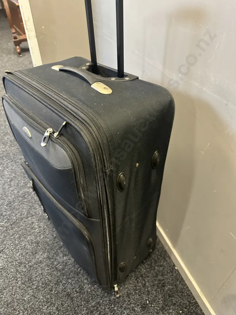 Everest Soft Shell Suitcase Black & Grey Image 1++